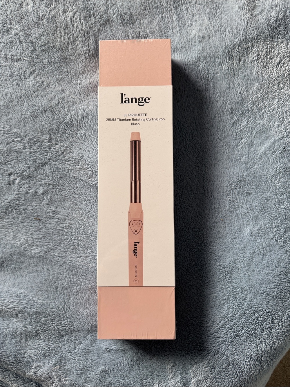 L’ange rotating hair tool in blush pink.